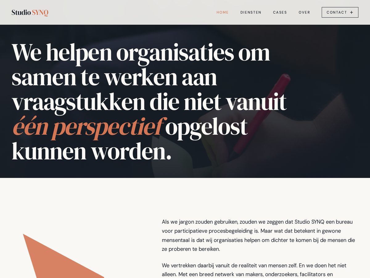 Homepage van Studio SYNQ met opvallende typografie en een donker thema
