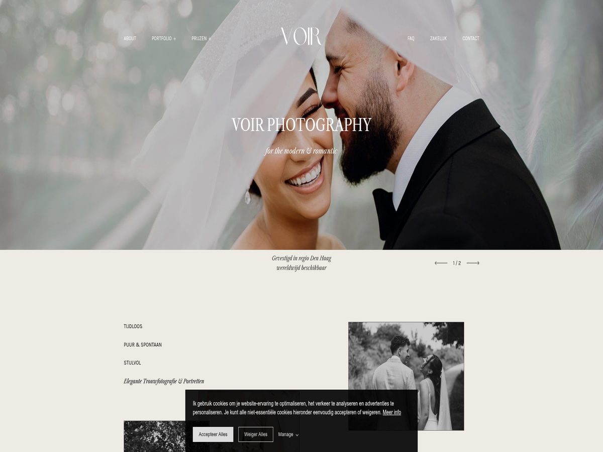 Homepage van VOIR Fotografie met een sfeervolle trouwfoto en menu
